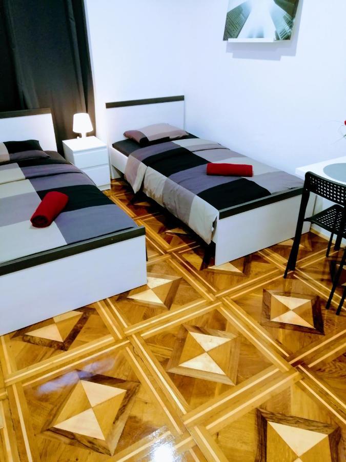 Zpula Center Studio Apartments ภายนอก รูปภาพ