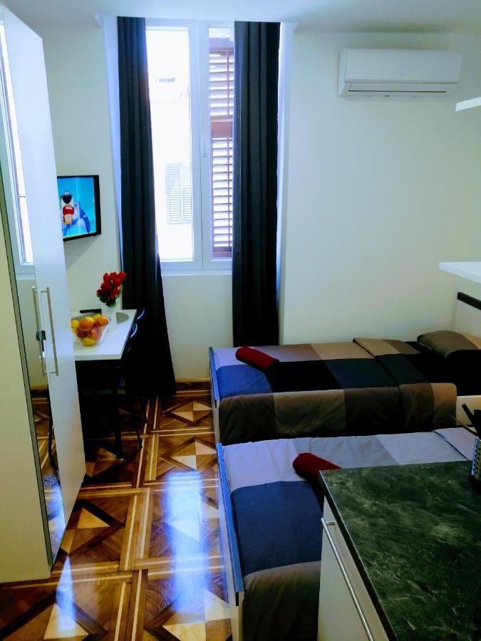 Zpula Center Studio Apartments ภายนอก รูปภาพ
