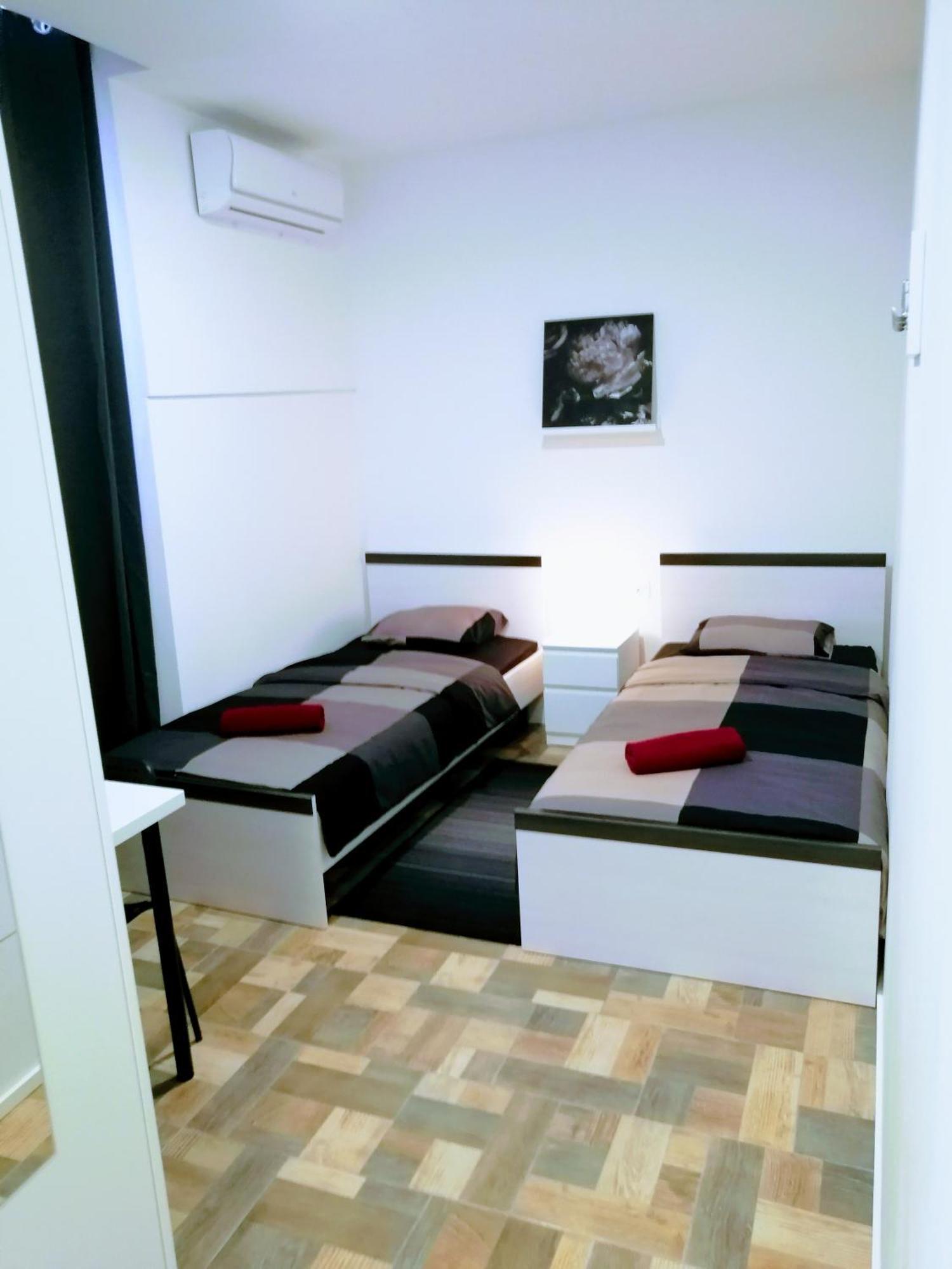 Zpula Center Studio Apartments ภายนอก รูปภาพ